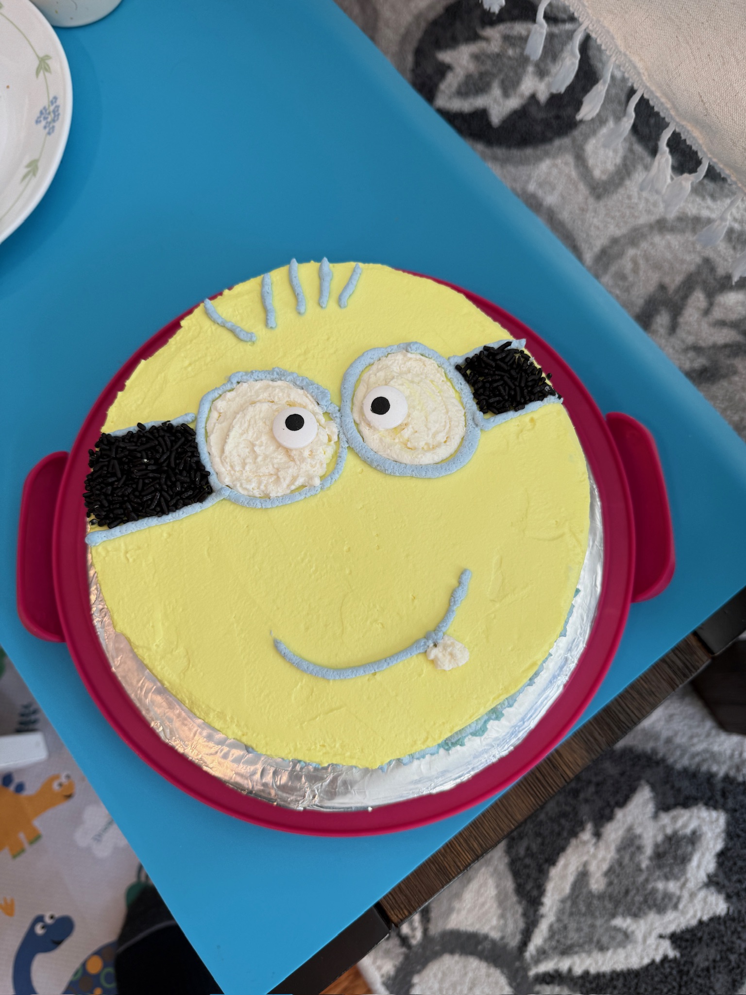 Minion Face Cake